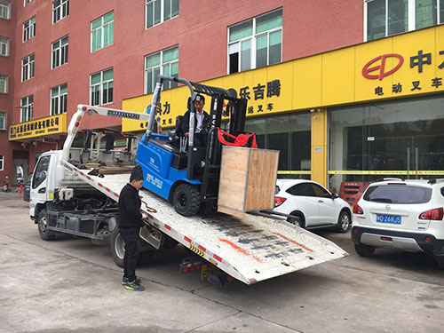 厦门电动叉车公司，销售比亚迪电动叉车2.5吨一台