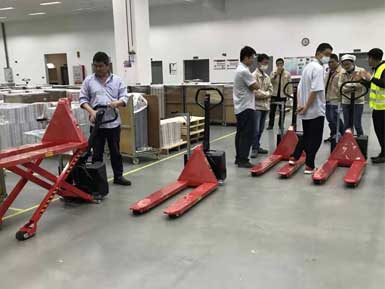 电动高升程搬运车交付使用，感谢厂家罗总亲自跟客户讲解操作方法！